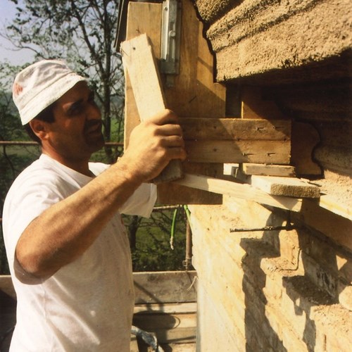 Operaio al lavoro per restaurare una villa del 700