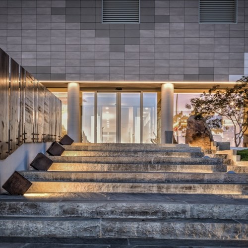 Scalinata esterna The Cube albergo Fidenza