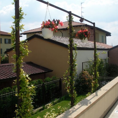 Giardino villa trifamiliare a Fidenza progetto di Montanari Costruzioni