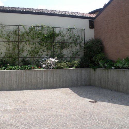 Piazzale esterno di una villa realizzato da Montanari Costruzioni