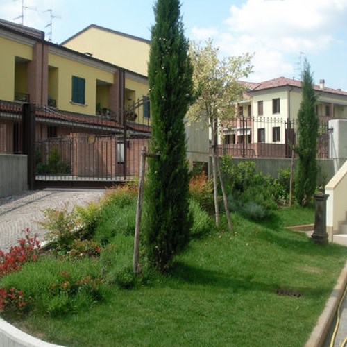 Particolare di un giardino e dell'ingresso di una villa a Fidenza