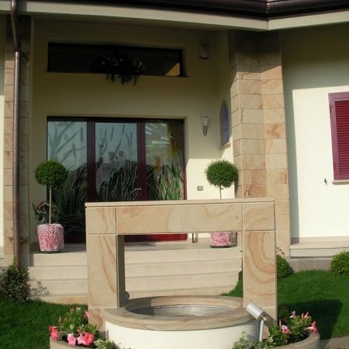 Fontana nel giardino di una villa a Fidenza realizzata da Montanari Costruzioni