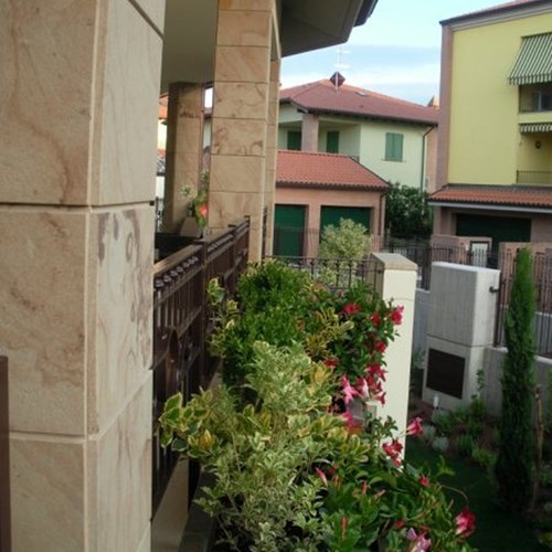 Rivestimenti colonne esterne di una villa a Fidenza