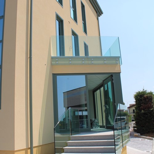 ingresso edificio con uffici realizzato da Montanari Costruzioni