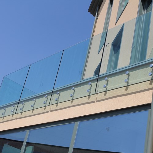 ringhiera in plexiglass realizzata da montanari costruzioni