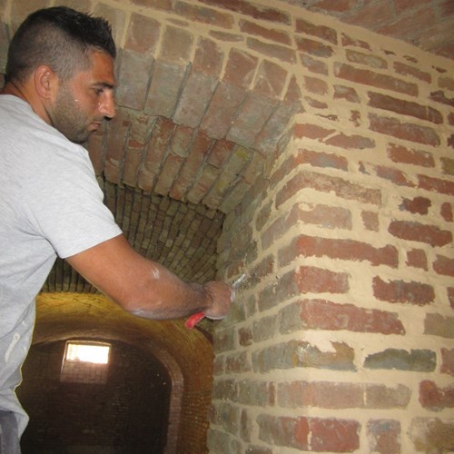 Operaio al lavoro per ristrutturare un edificio a Noceto
