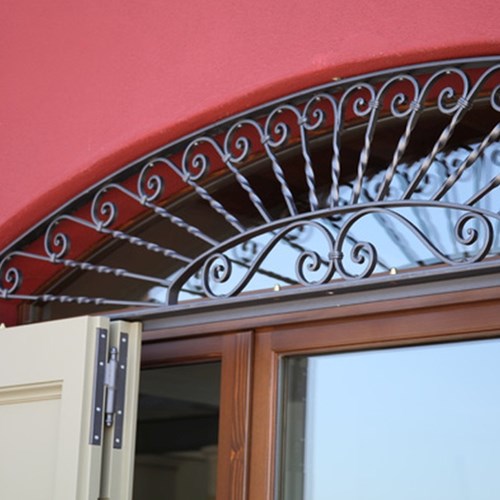 Inferriata lunotto superiore di una finestra dopo il restauro
