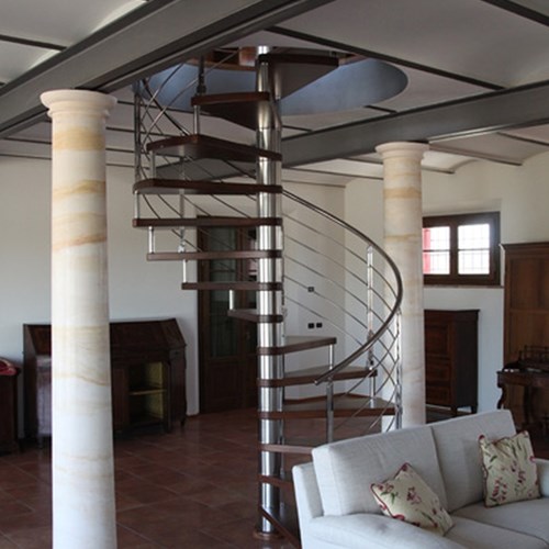 Scala a chiocciola in un edificio ristrutturato da Montanari Costruzioni