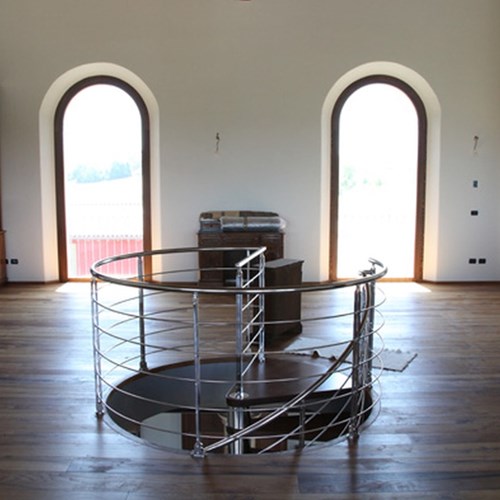 Balaustra della scala a chiocciola in un edificio ristrutturato da Montanari Costruzioni