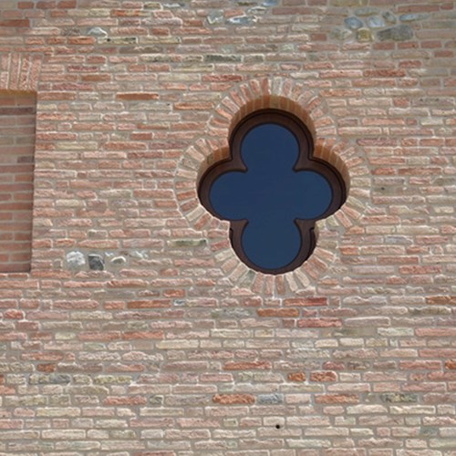 Finestra ristrutturata di un casolare sulle colline di Fidenza