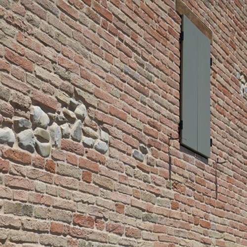 Particolare di un muro esterno ristrutturato da Montanari Costruzioni