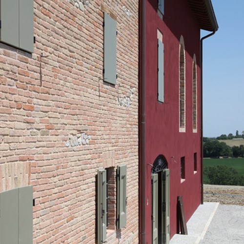 Particolare delle mura esterne di un edificio ristrutturato da Montanari Costruzioni