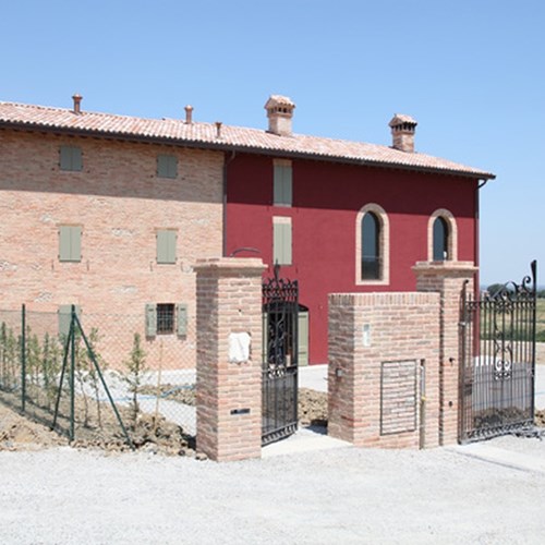 Panoramica edificio colonico ristrutturato da Montanari Costruzioni