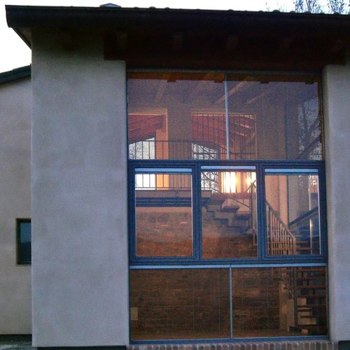 Particolare di una vetrata perimetrale di una villa