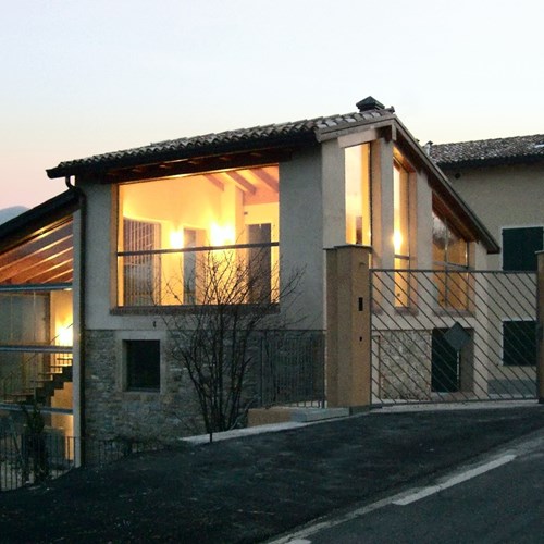 Vetrate perimetrali di una villa restaurata da Montanari Costruzioni