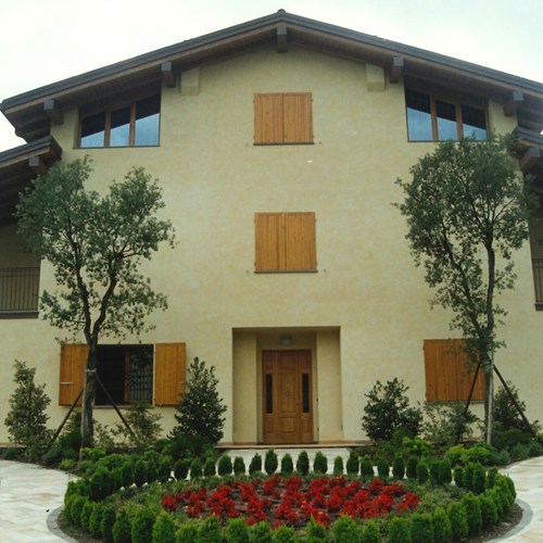 Giardino ed esterni di un edificio condominiale ristrutturato a noceto