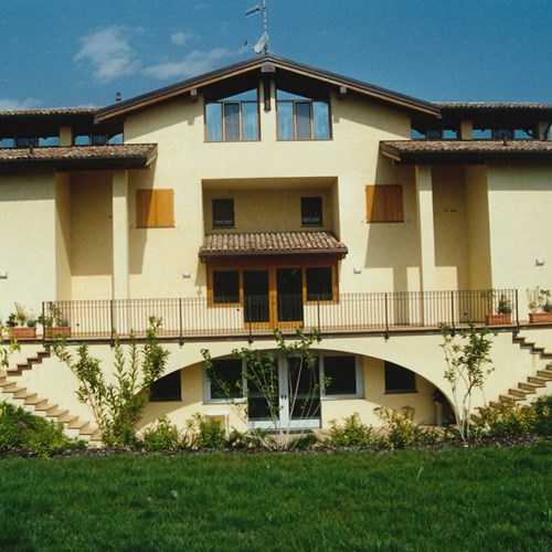 Panoramica di un edificio ristrutturato da Montanari Costruzioni